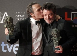 El actor José Coronado celebra con el director Enrique Urbizu por sus premios Goya de la película "No habrá paz para los malvados"